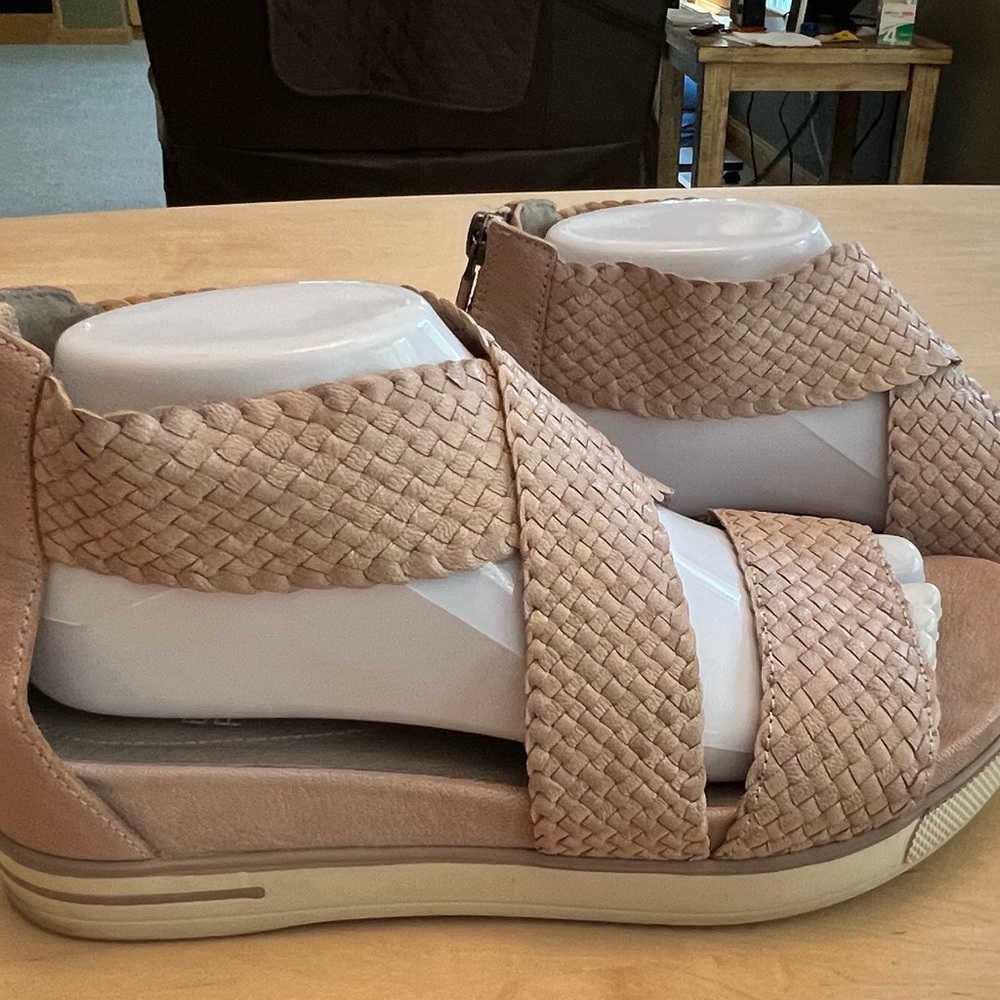 Eileen Fisher Women's Tan Woven Sandals - Picture 2 of 11